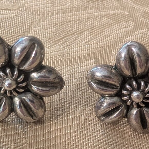 Taxco Vintage Sterling Silver Flower Post earrings - Picture 4 of 6